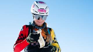 Tatjana mit gefalteten Fellen