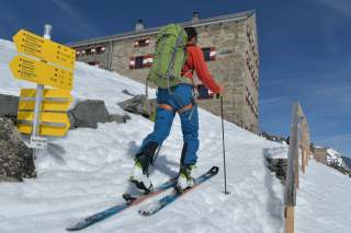 Skitourengeher kommt an der Neuen Prager Hütte an