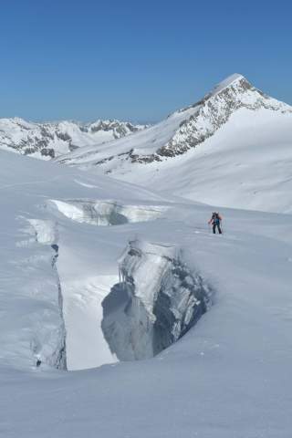 Skitourengeher in alpiner Winterlandschaft