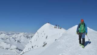 Blick zum Großvenediger und weiteren verschneiten Gipfeln