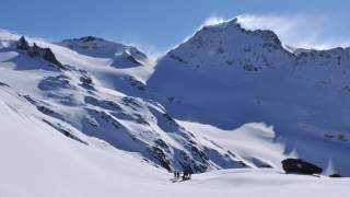 Menschen in unberührter Landschaft auf Skitour