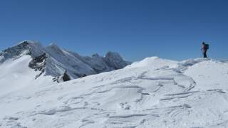 Skitourengeher in verschneiter Berglandschaft