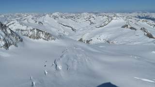 Ausblick über schneebedeckte Berggipfel