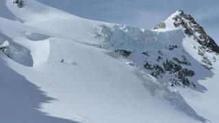 Mensch fährt mit Ski steilen Hang hinab