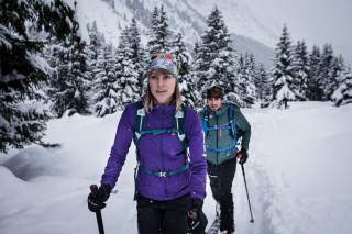 Beim Aufstieg ist es sinnvoll, eine Schicht abzulegen. Foto: VAUDE/Moritz Attenberger