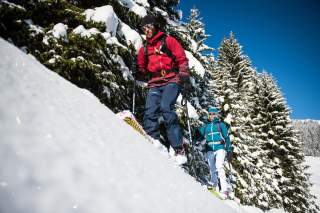 Zwei Menschen auf Skitour