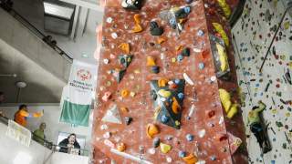 Mensch beim Klettern mit Publikum SOBY Bad Tölz