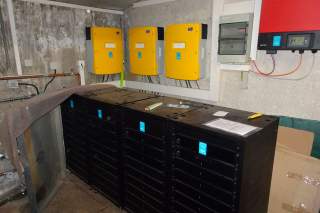 Lithium-Ionen-Speicher und Wechselrichter