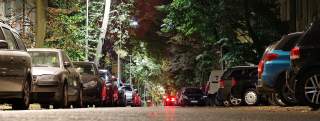 Straße mit vielen geparkten Autos