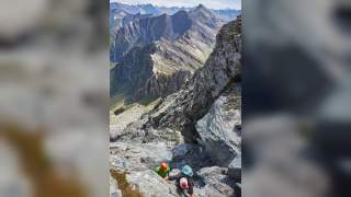Bergsteiger mit Helm steigen auf einen Gipfel