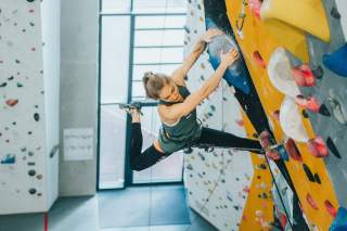 Kletterin an Kletterwand