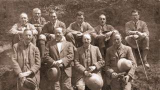 Schwarz-weiß-Aufnahme einer Gruppe Expeditionsteilnehmer zum Mount Everest in den 20er JahrenExpeditionsteilnehmern in Austung der