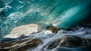 Wassermassen stürzen aus dem Gletscher