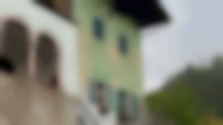 Altes Haus mit Maiskolben am Dachstuhl