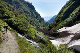 Zwei Menschen wandern auf Wanderweg