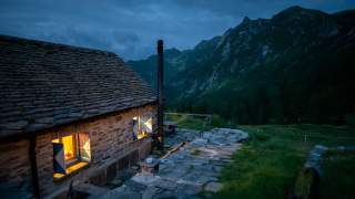 Hütte von aussen bei Anbruch der Dunkelheit.