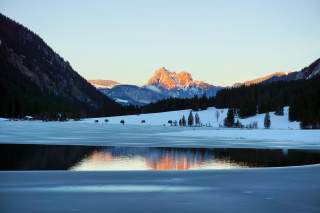 Der Vilsalpsee im Tannheimer Tal ist sommers wie winters ein lohnendes Ziel, das mit dem Augsburger Bergbus erreichbar ist. Foto: pixabay/Andreas_Schur