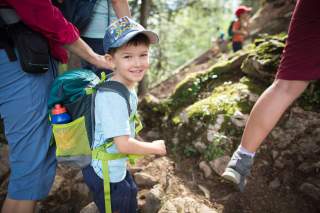 Kind beim Wandern mit Erwachsenen