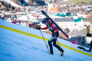 Skimo Athletin läuft Piste hoch