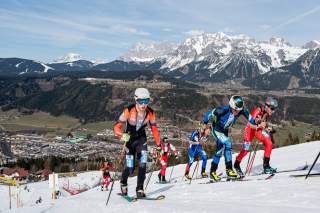 Skimo-Athleten auf Piste
