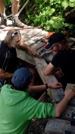 Wegebauer bauen eine Holzbrücke