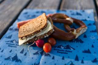 Brotzeit auf Holztisch