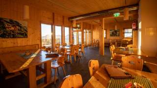 Gemütliche Gaststube im Morgenlicht
