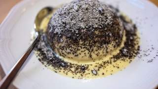 Germknödel mit Vanillesoße auf weißem Teller