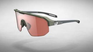 Sportliche Sonnenbrille mit grünem Rahmen, rosafarbenen Gläsern und schwarzem Bügel mit weißer Aufschrift „evil eye“.