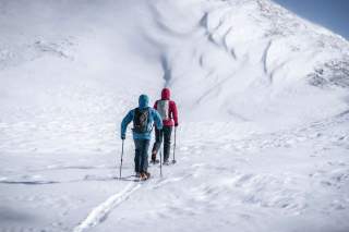 Zwei Menschen gehen in steilem Gelände Skitour Zwei Menschen gehen in steilem Gelände Skitour