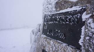 Verschneiter Felsen des Brocken mit Tafel