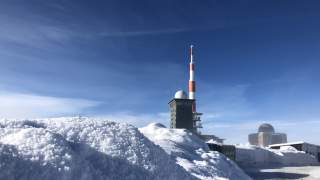 Schneebedeckter Brockengipfel mit Radarkuppel