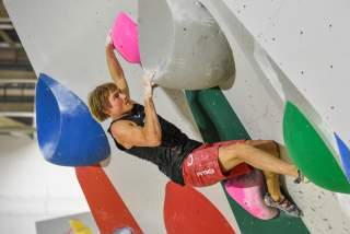 Alex Megos beim Wettkampf an der Boulderwand