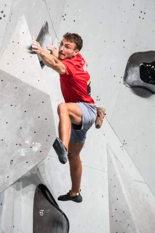 Der amtierende Deutsche Meister Yannick Flohé bei der Deutschen Meisterschaft Bouldern 2023 in Duisburg.
