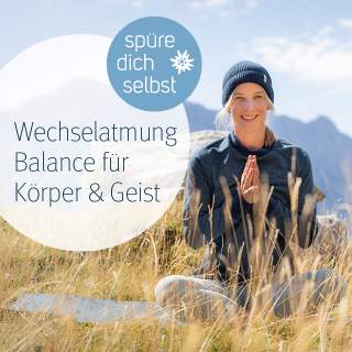 Frau macht Atemmeditation auf Bergwiese