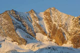 Schneebedeckter Hochfeiler im Sonnenlicht