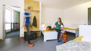 Zwei Personen packen ihre Sachen in Zimmer
