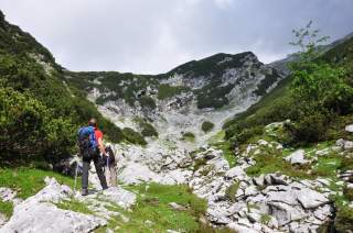 Menschen wandern in felsiger Berglandschaft