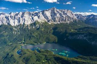 Blick auf Eibsee und Zugspitzmassiv