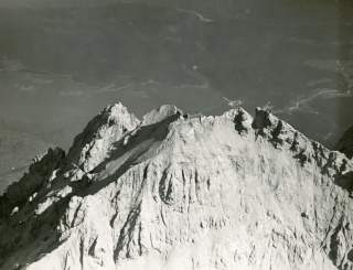 Altertümliches Foto der Zugspitzgipfel um 1920.